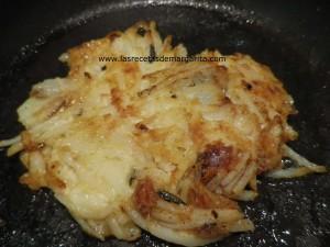 Filete de ternera salteado sobre crujiente de patata y queso