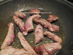 Filete de ternera salteado sobre crujiente de patata y queso