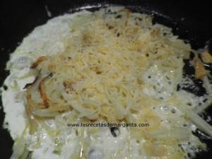 Filete de ternera salteado sobre crujiente de patata y queso