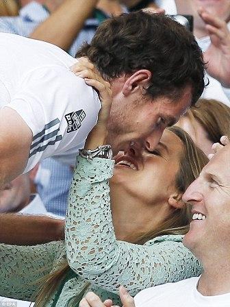 Kim Sears, novia de Andy Murray, de Victoria Beckham en la final de Wimbledon