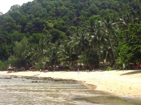 La isla de Koh Chang, al norte de Tailandia, ya tiene otra oferta distinta para los turistas. Más naturaleza que fiesta en 'pubs irlandeses'. Las playas son impresionantes. Sólo les falta el agua azul cristalina. 
