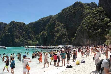 Esta el la Maja Beach, en Krabi, lugar donde se rodó la película de 'La Playa' de Leonardo Di caprio. Pensábamos que iríamos a darnos el baño de nuestra vida y a relajarnos un rato y al final lo que hicimos fue zambullirnos entre 1.000 turistas más, intentando hacer fotos donde no aparecieran terceros. Una pena, porque la bahia es impresionante, 