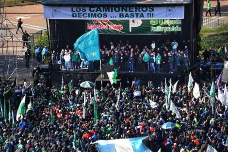 Conductores que se han apuntado a la huelga de camioneros.| Afp