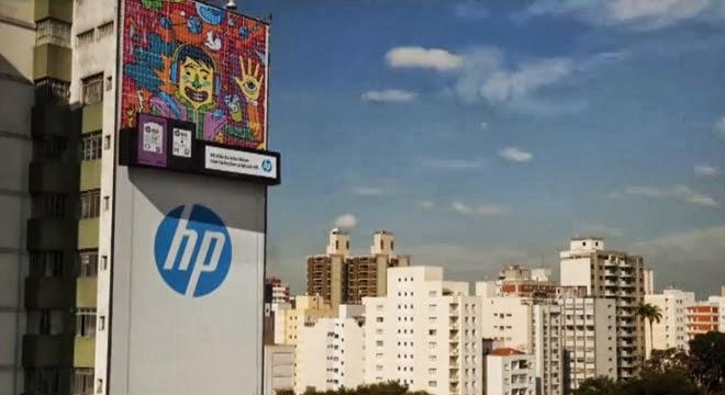 HP crea una valla publicitaria con 3.000 hojas A4