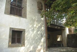 Mieres: un castillete en el Camino