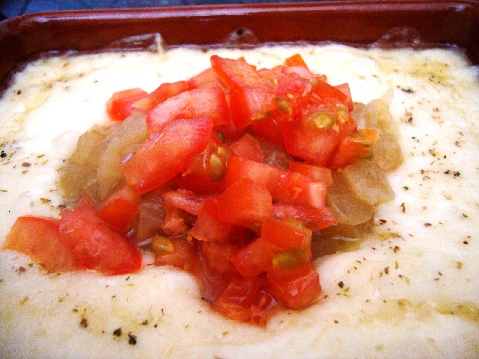 Queso Provolone con cebolla caramelizada y tomate troceado