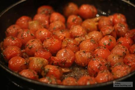 Butifarras al horno con tomates cherry y aromáticas. Receta