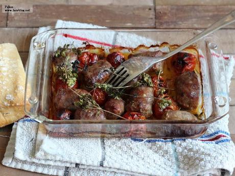 Butifarras al horno con tomates cherry y aromáticas. Receta