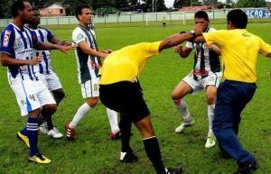 ¡Seguidores brasileños matan a un árbitro tras enseñarle tarjeta roja a un familiar suyo!