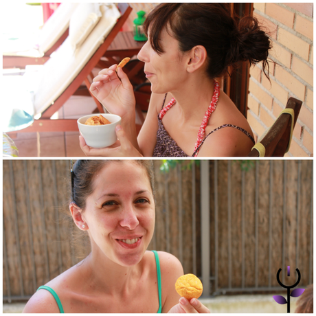 Gisela y Soraya probando NatuChips de Grefusa