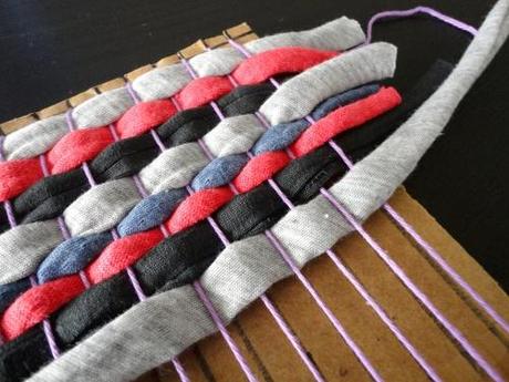 DIY tutorial t-shirt yarn tablecloth table runner with carton loom