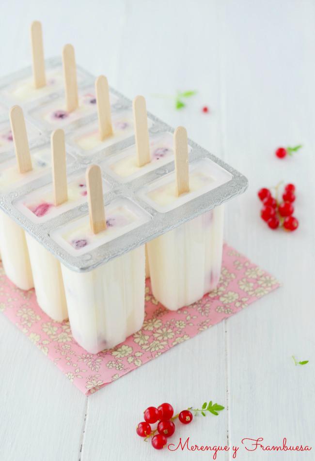 Polos de yogurt y frutas del bosque