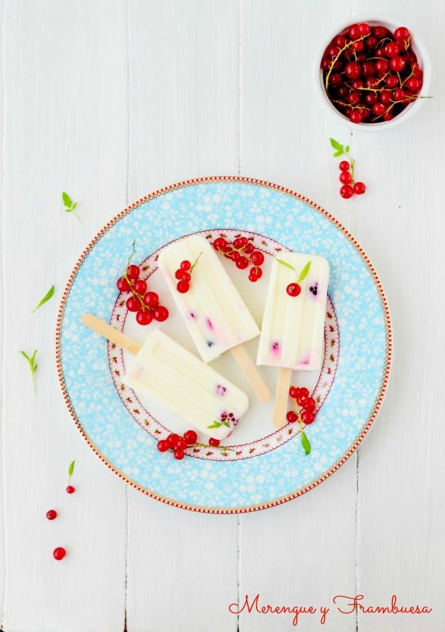 Polos de yogurt y frutas del bosque