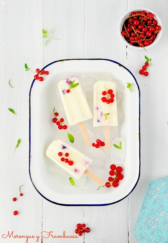 Polos de yogurt y frutas del bosque