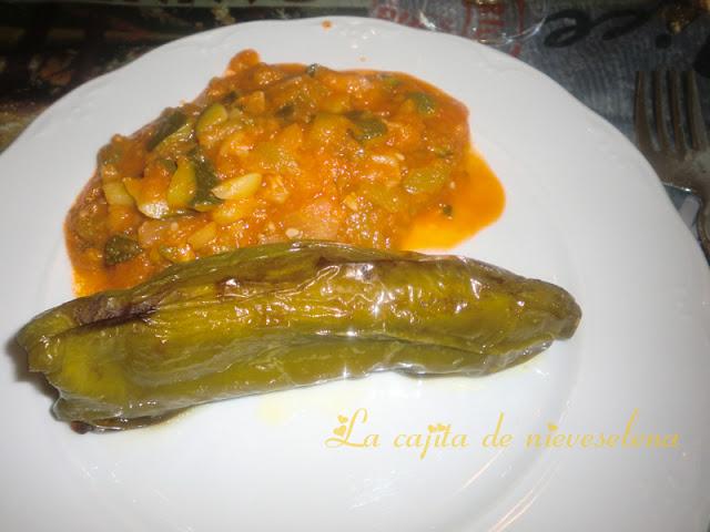Pimientos rellenos de pastel de carne con pisto