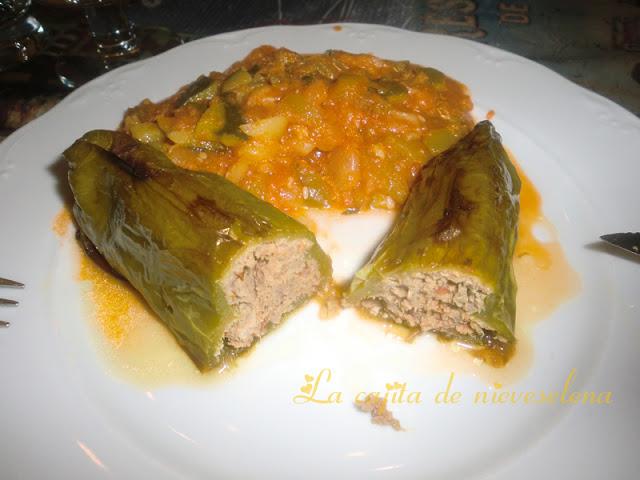 Pimientos rellenos de pastel de carne con pisto