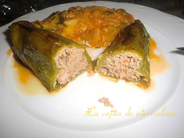 Pimientos rellenos de pastel de carne con pisto