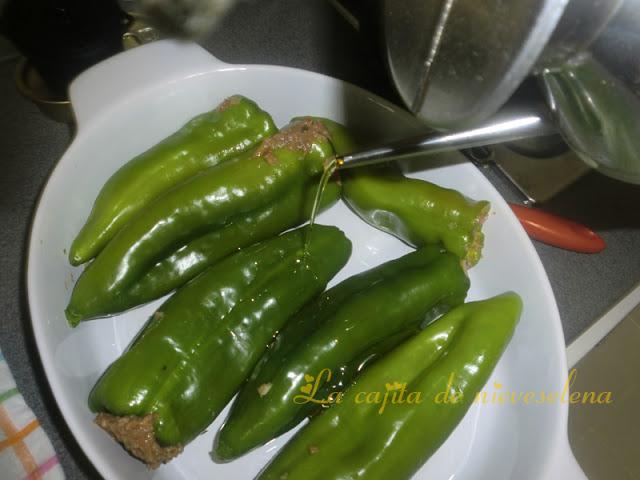 Pimientos rellenos de pastel de carne con pisto