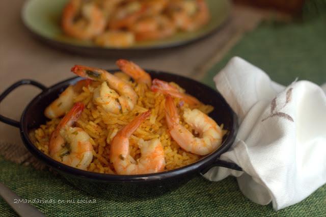 Vive una experiencia SUNDãRI en tu propia casa. Arroz basmati al curry rojo con gambas a la miel