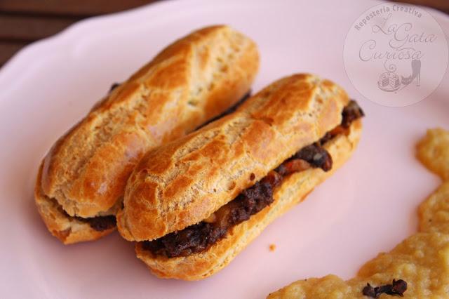 ECLAIRS RELLENOS DE MORCILLA SALTEADA CON CEBOLLA, PIÑON ES, MANZANA Y PASAS