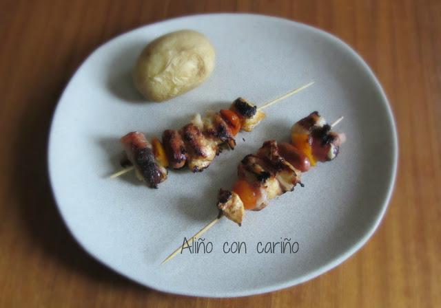 BROCHETAS DE POLLO MARINADO, SALCHICHA COCKTAIL Y DÁTILES RELLENOS CON BACON