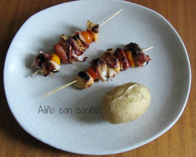BROCHETAS DE POLLO MARINADO, SALCHICHA COCKTAIL Y DÁTILES RELLENOS CON BACON