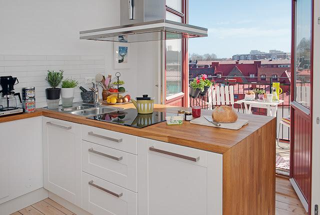 UNA COCINA ABIERTA A UN BALCON  CON VISTAS