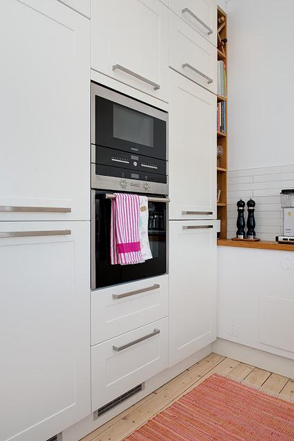 UNA COCINA ABIERTA A UN BALCON  CON VISTAS