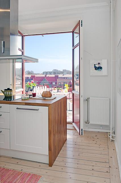 UNA COCINA ABIERTA A UN BALCON  CON VISTAS