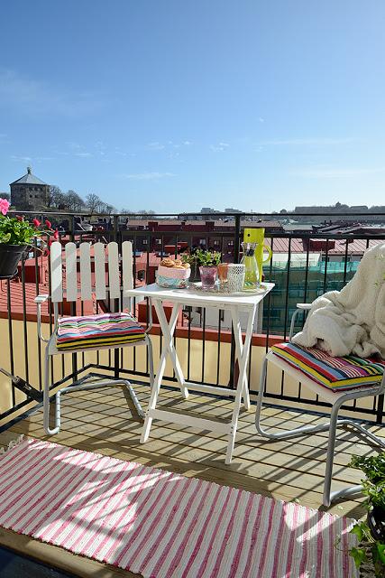 UNA COCINA ABIERTA A UN BALCON  CON VISTAS