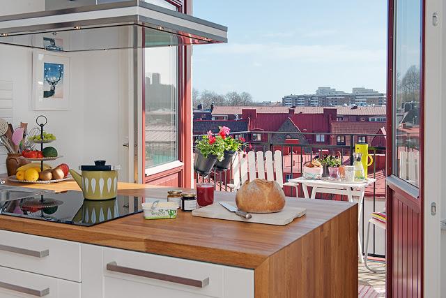 UNA COCINA ABIERTA A UN BALCON  CON VISTAS