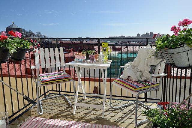 UNA COCINA ABIERTA A UN BALCON  CON VISTAS