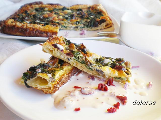Quiche hojaldrado de espinacas y champiñones con salsa de arándanos