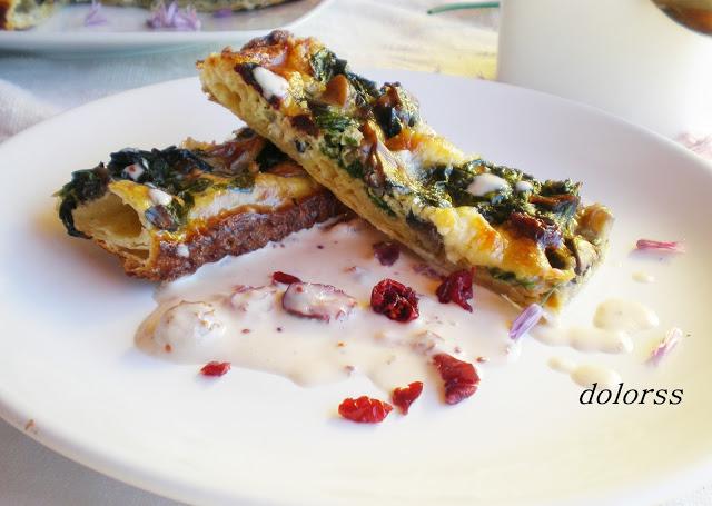 Quiche hojaldrado de espinacas y champiñones con salsa de arándanos