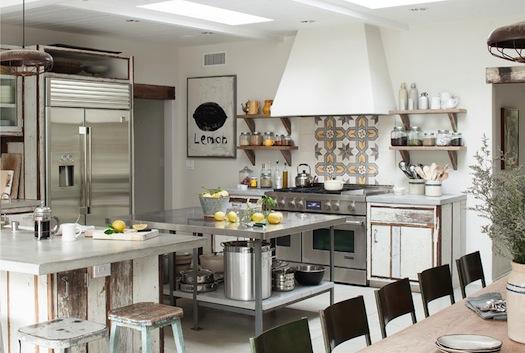 Una casa en el sur de California con toquesindustriales y vintage