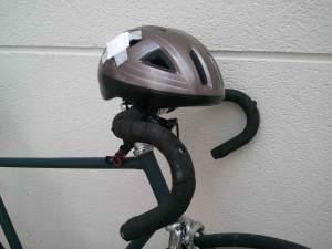 Casco con esparadrapo