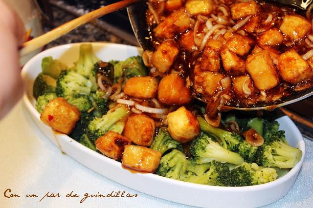 Tofu en salsa con brócoli