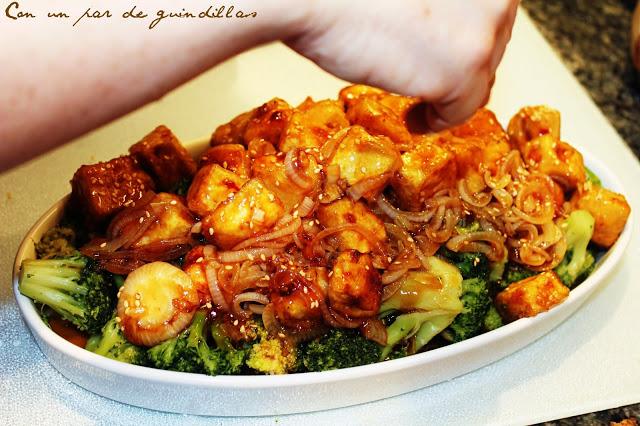 Tofu en salsa con brócoli