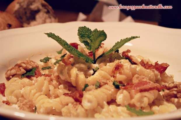 IMG 6318mr Fusilli al aroma de menta con miel y mató, nueces y virutas de beicon