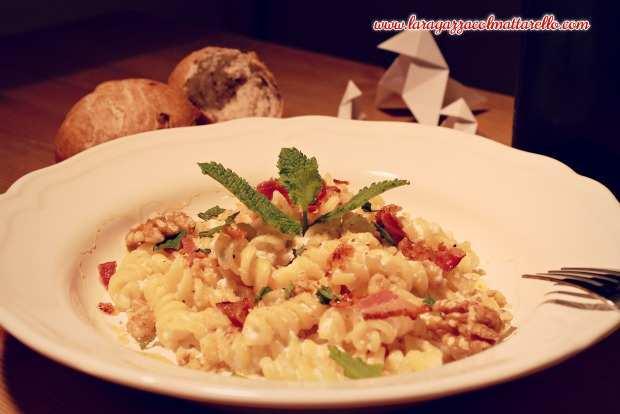 IMG 6348mr1 Fusilli al aroma de menta con miel y mató, nueces y virutas de beicon