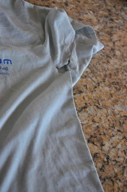 Cómo hacer una capa de superheroe con una camiseta reciclada