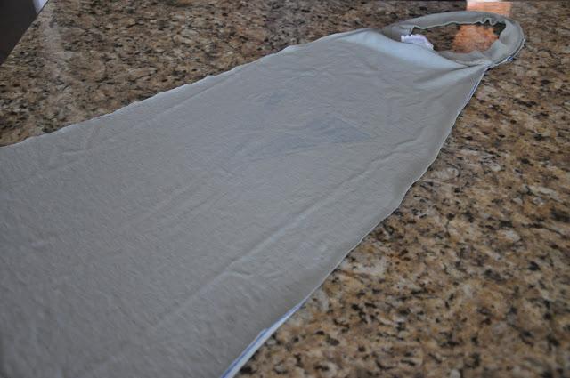 Cómo hacer una capa de superheroe con una camiseta reciclada