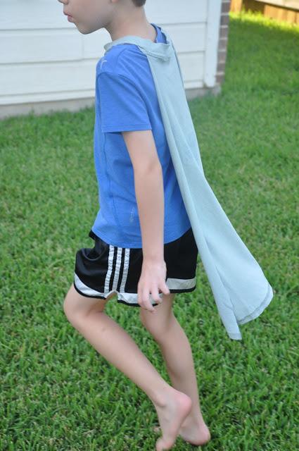 Cómo hacer una capa de superheroe con una camiseta reciclada