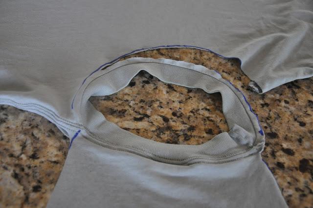 Cómo hacer una capa de superheroe con una camiseta reciclada