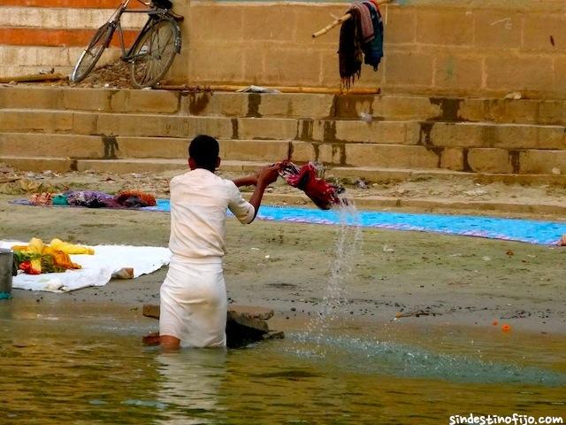 El Ganges lava la ropa