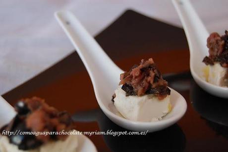 CUCHARITAS CON QUESO DE CABRA Y OLIVADA. CUCHARITAS CON QUESO DE CABRA Y OLIVADA.