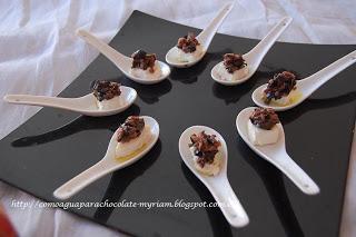 CUCHARITAS CON QUESO DE CABRA Y OLIVADA. CUCHARITAS CON QUESO DE CABRA Y OLIVADA.