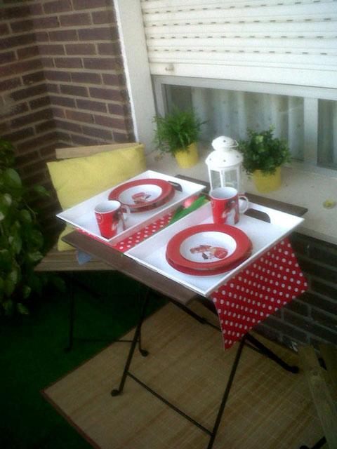 Antes y Después: Un balcón con césped y bambú