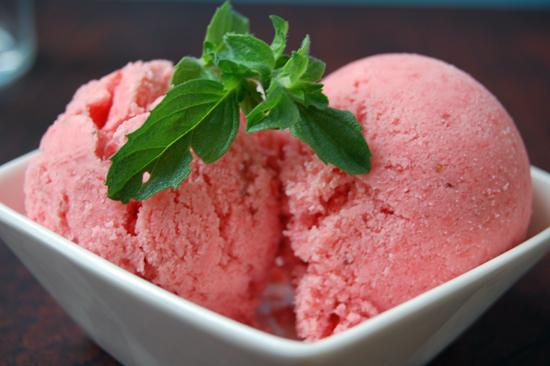 HELADO DE FRESA CON HIERBABUENA