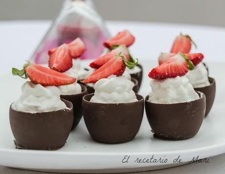 VASITOS DE CHOCOLATE CON NATA Y FRESAS